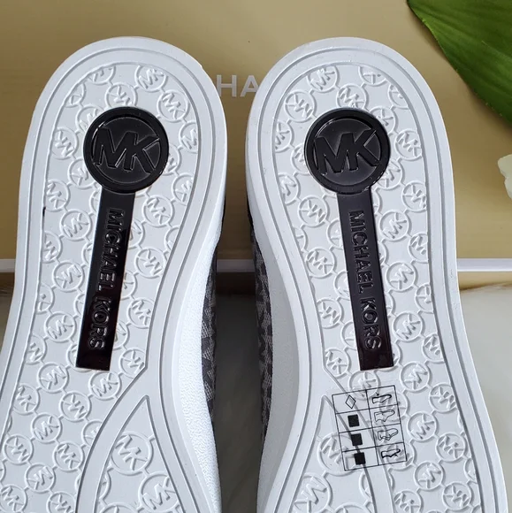 Michael Kors Sneaker Size 7 ♥️ - Picture 8 of 11